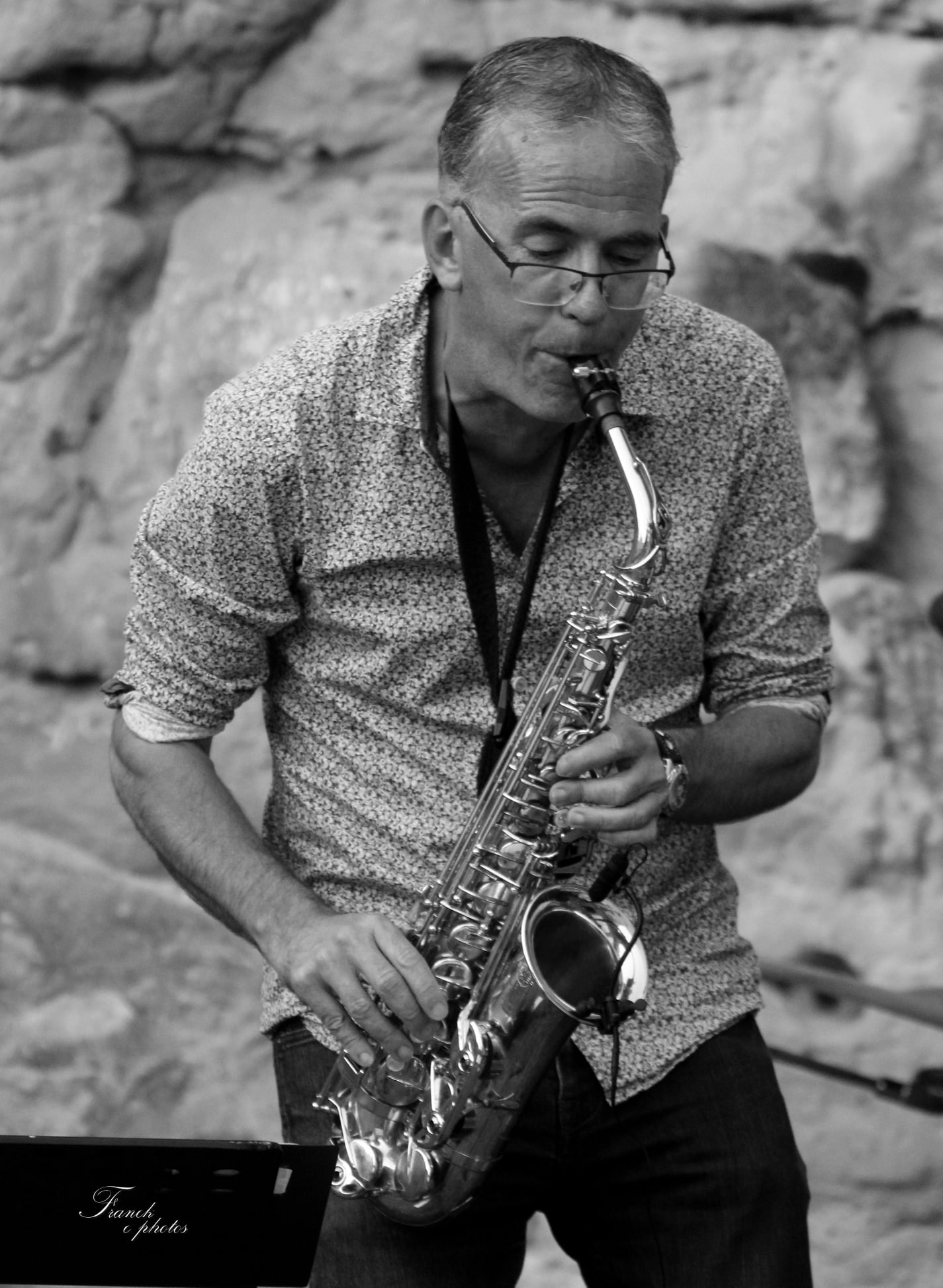 une photo en noir et blanc de Lolo en pleine action au sax alto